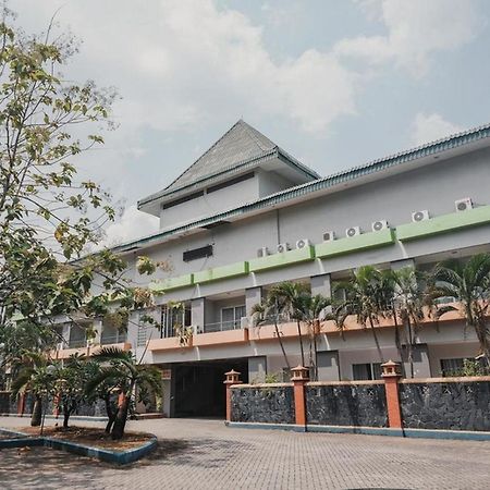 เรดดอร์ซ พลัส เนียร์ เปลาบูฮัร เมรัก Hotel ชิเลกอน ภายนอก รูปภาพ