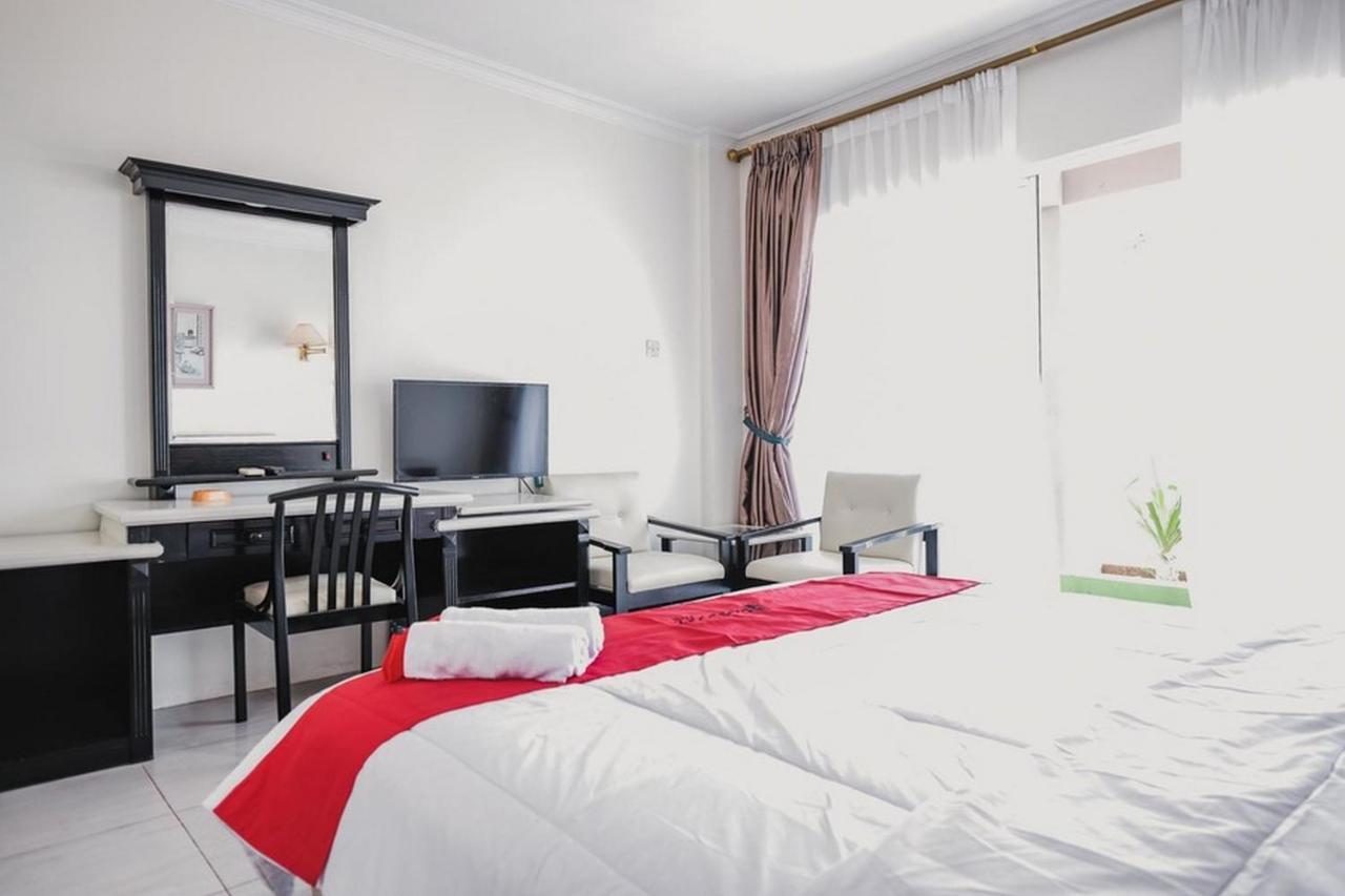 เรดดอร์ซ พลัส เนียร์ เปลาบูฮัร เมรัก Hotel ชิเลกอน ภายนอก รูปภาพ