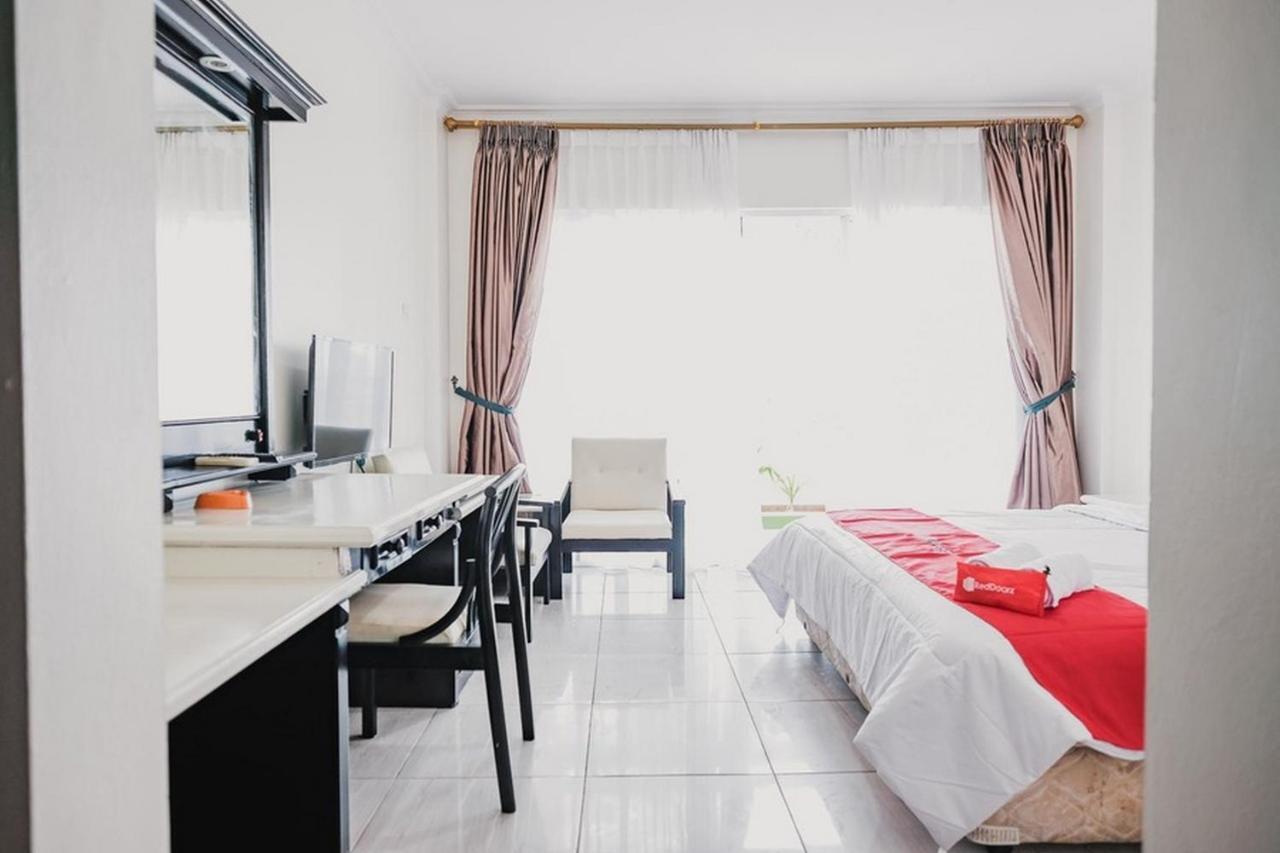 เรดดอร์ซ พลัส เนียร์ เปลาบูฮัร เมรัก Hotel ชิเลกอน ภายนอก รูปภาพ