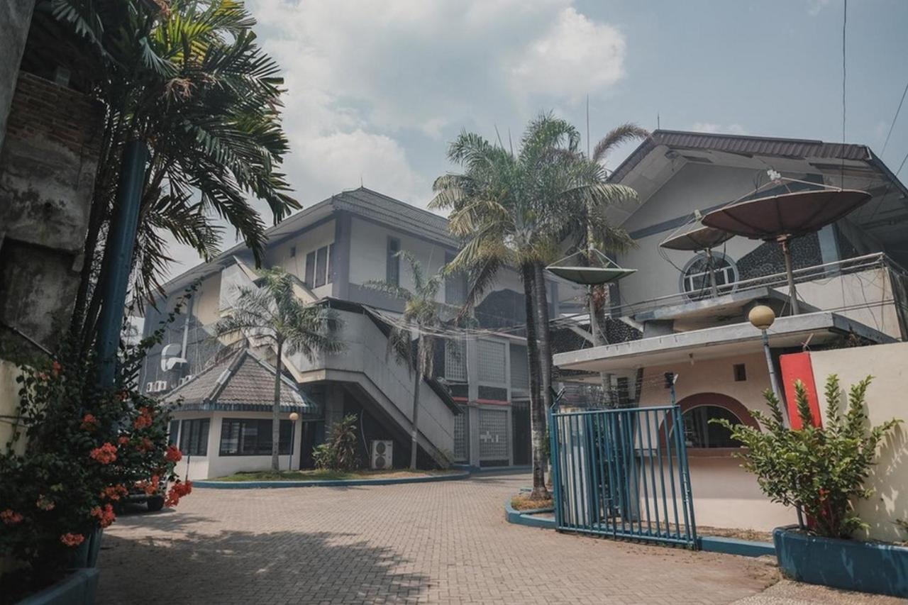 เรดดอร์ซ พลัส เนียร์ เปลาบูฮัร เมรัก Hotel ชิเลกอน ภายนอก รูปภาพ
