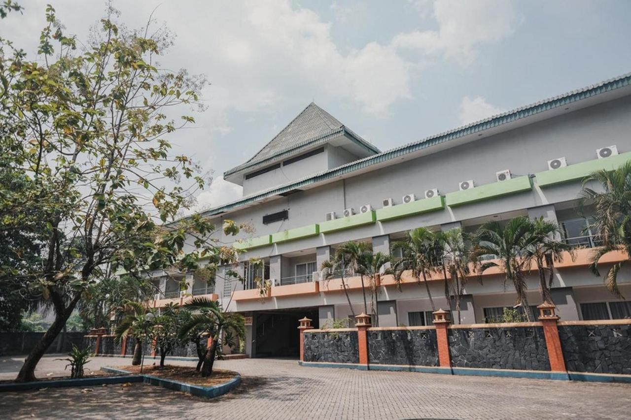 เรดดอร์ซ พลัส เนียร์ เปลาบูฮัร เมรัก Hotel ชิเลกอน ภายนอก รูปภาพ